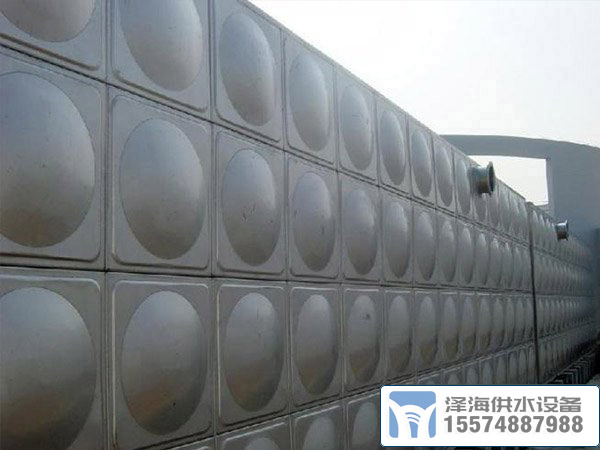 大型<a href=http://www.sisterfilms.com/ target=_blank class=infotextkey>不銹鋼消防水箱</a>施工中